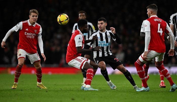 Thomas Partey dan Bruno Guimaraes berebut bola pada pertandingan Arsenal vs Newcastle United di pekan ke-19 Liga Inggris musim 2022-2023 di Stadion Emirates, London, Rabu (4/1/2023) dini hari WIB.