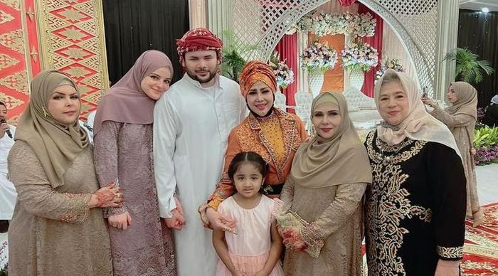 Unggahan Elvy Sukaesih tentang Ridho Rhoma, putra Rhoma Irama.