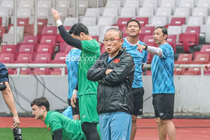 Pelatih timnas Vietnam, Park Hang-seo (tengah), tampak sedang memantau para pemainnya berlatih di Stadion Gelora Bung Karno, Senayan, Jakarta, 5 Januari 2023.