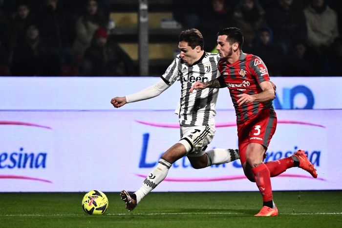 Penyerang Juventus, Federico Chiesa, berduel dengan bek Cremonese, Emanuele Valeri, dalam laga Liga Italia di Stadion Giovanni Zini, Rabu (4/1/2022).