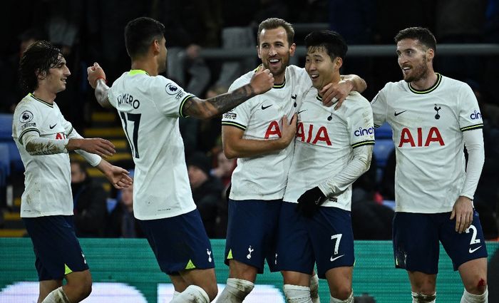 Duo penyerang Tottenham Hotspur, Harry Kane dan Son Heung-Min, melakukan selebrasi dalam laga Liga Inggris kontra Crystal Palace di Stadion Selhurst Park, Rabu (4/1/2023).