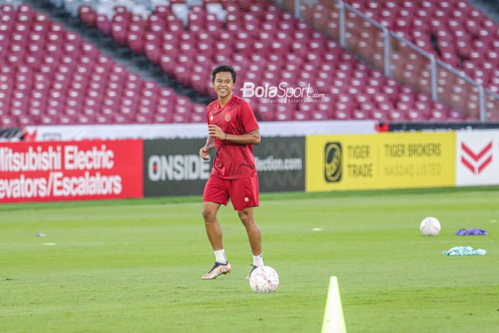 Bek sayap kiri timnas Indonesia, Edo Febriansah, tampak sumringah saat menjalani sesi latihan di Stadion Gelora Bung Karno, Senayan, Jakarta, 5 Januari 2023.