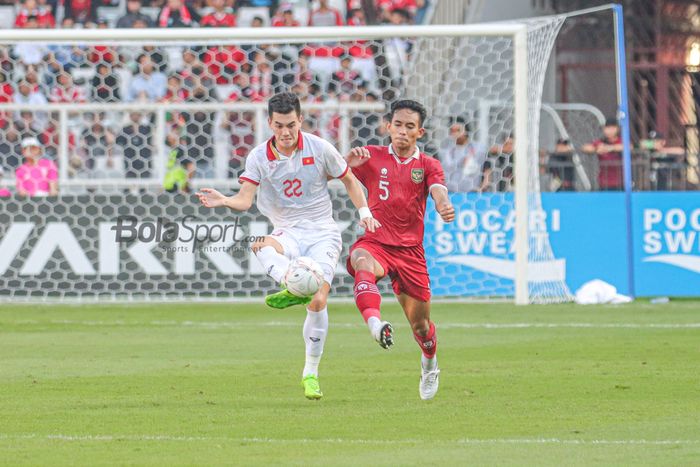 Rizky Ridho berduel dengan Nguyen Tien Linh pada pertandingan semifinal Piala AFF 2022 antara timnas Indonesia vs Vietnam di SUGBK, Jumat (6/1/2023).