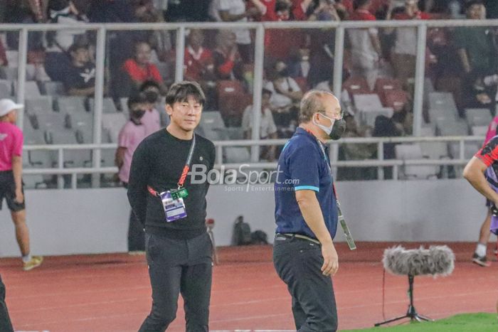 Pelatih timnas Indonesia, Shin Tae-yong (kiri) dan Park Hang-seo (kanan) selaku juru taktik timnas Vietnam tampak berdekatan saat memantau timnya bertanding di Stadion Gelora Bung Karno, Senayan, Jakarta, 6 Desember 2023.