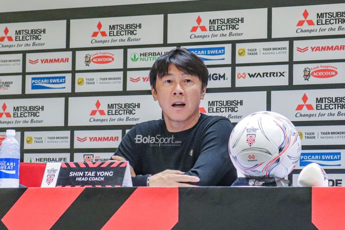 Pelatih timnas Indonesia, Shin Tae-yong, saat menghadiri sesi jumpa pers di Stadion Gelora Bung Karno, Senayan, Jakarta, 6 Desember 2023.