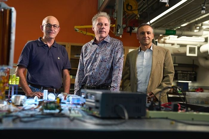 (Kiri ke Kanan) Sergio Pellegrino, Harry Atwater, dan Ali Hajimiri, peneliti utama Space Solar Power Project.