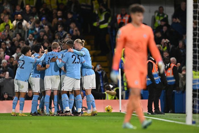 Para pemain Manchester City merayakan gol Riyad Mahrez ke gawang Chelsea dalam laga Liga Inggris di Stadion Stamford Bridge, Kamis (5/1/2023).