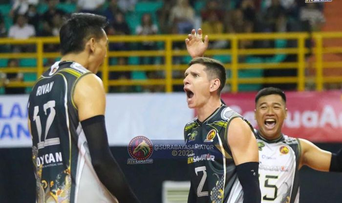 Pemain Surabaya BIN Samator, Rivan Nurmulki (kiri) dan Paulo Iury Lamounier (kanan) pada pertandingan perdana Proliga 2023 menghadapi Palembang Bank SumselBabel di GOR Sabilulungan Jalak Harupat, Bandung, Kamis, 5 Januari 2023