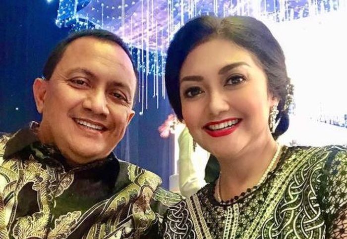 Artis Bella Saphira dan sang suami