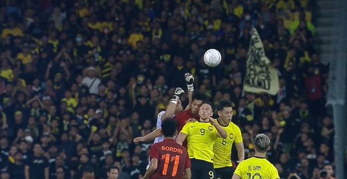 Duel Darren Lok dengan Pansa Hemviboon di laga timnas Malaysia Vs Thailand, Sabtu (7/1/2023)
