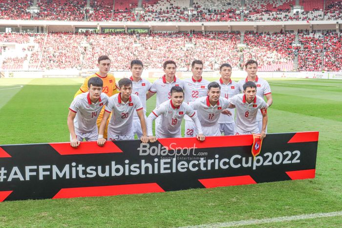 Skuat timnas Vietnam (skuad timnas Vietnam)  sedang berfoto bersama jelang berlaga pada leg pertama semifinal Piala AFF 2022 di Stadion Gelora Bung Karno, Senayan, Jakarta, 6 Desember 2023.