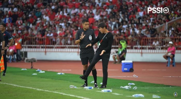 Pelatih timnas Indonesia, Shin Tae-yong, melakukan protes kepada asisten wasit