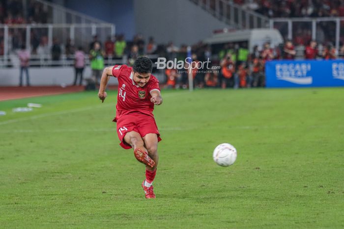 Bek sayap kanan timnas Indonesia, Asnawi Mangkualam Bahar, tampak sedang mengoper bola dalam laga leg pertama semifinal Piala AFF 2022 di Stadion Gelora Bung Karno, Senayan, Jakarta, 6 Januari 2023.