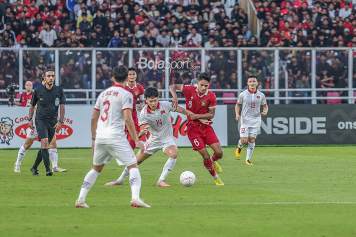 Gelandang timnas Indonesia, Marselino Ferdinan (kanan), sedang berebut bola dengan pemain timnas Vietnam bernama Nguyen Huang Duc (kiri) dalam laga leg pertama semifinal Piala AFF 2022 di Stadion Gelora Bung Karno, Senayan, Jakarta, 6 Januari 2023.