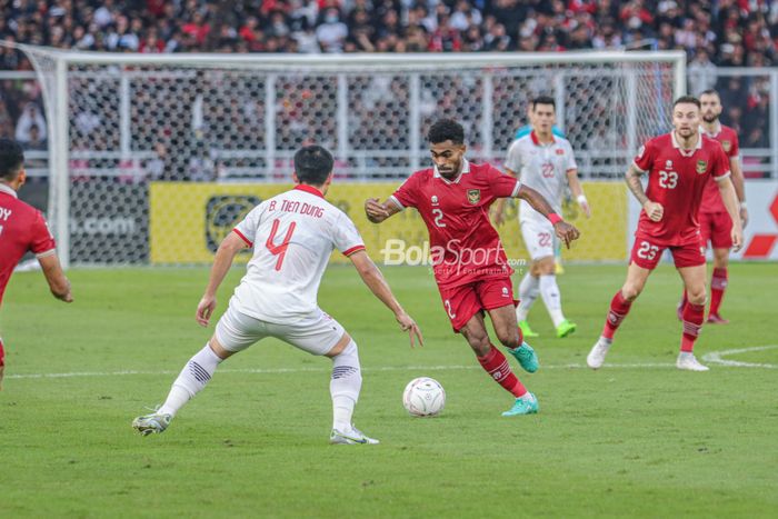 Pemain timnas Indonesia, Yakob Sayuri (kanan), sedang menguasai bola dalam laga leg pertama semifinal Piala AFF 2022 di Stadion Gelora Bung Karno, Senayan, Jakarta, 6 Januari 2023.