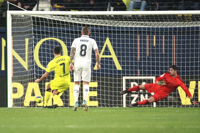 Penyerang Villarreal, Gerard Moreno, mencetak gol ke gawang Real Madrid dalam laga Liga Spanyol di Stadion de la Ceramica, Sabtu (7/1/2023).