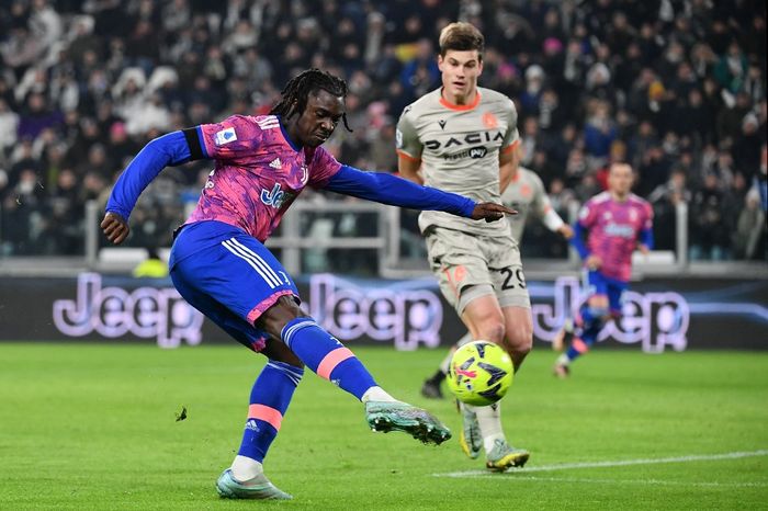 Striker Juventus, Moise Kean, melepaskan tendangan dalam laga Liga Italia melawan Udinese di Stadion Allianz, Sabtu (7/1/2023).