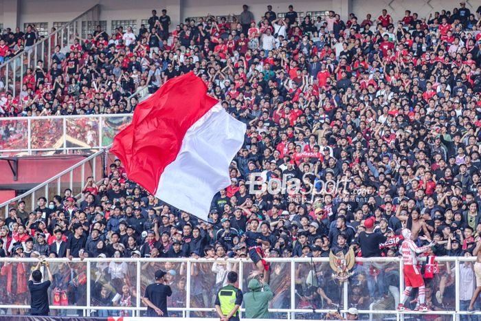 Aksi suporter timnas Indonesia (pendukung timnas Indonesia) dalam laga leg pertama semifinal Piala AFF 2022 di Stadion Gelora Bung Karno, Senayan, Jakarta, 6 Januari 2023.