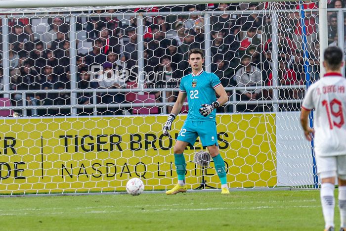 Kiper timnas Indonesia, Nadeo Argawinata, sedang menguasai bola dalam laga leg pertama semifinal Piala AFF 2022 di Stadion Gelora Bung Karno, Senayan, Jakarta, 6 Januari 2023.