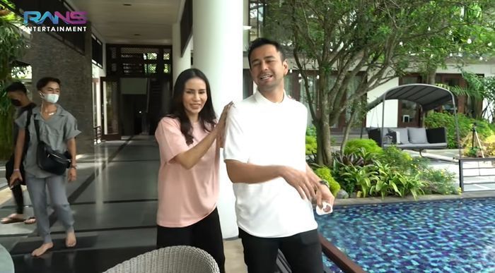 Saat diajak berkeliling ke rumah mewah Momo, Raffi Ahmad tak henti-hentinya di buat kagum.