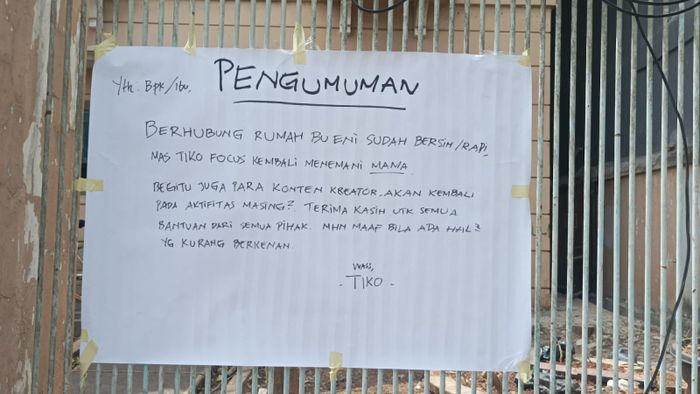 Pengumuman tertulis di pagar rumah Tiko.
