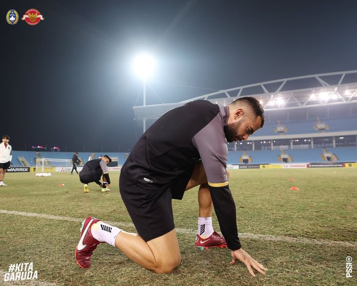 Jordi Amat mengecek rumput stadion My Dinh, Hanoi