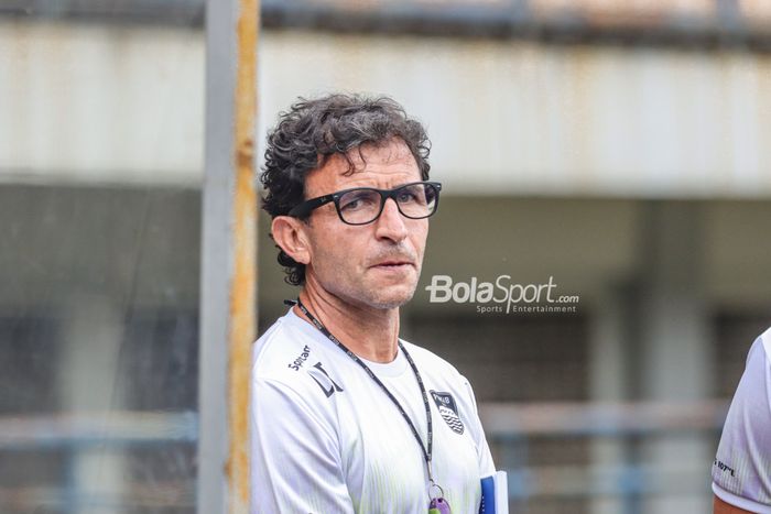 Pelatih Persib Bandung, Luis Milla, sedang memantau para pemainnya saat berlatih di Stadion Gelora Bandung Lautan Api, Bandung, Jawa Barat, 10 Januari 2023.