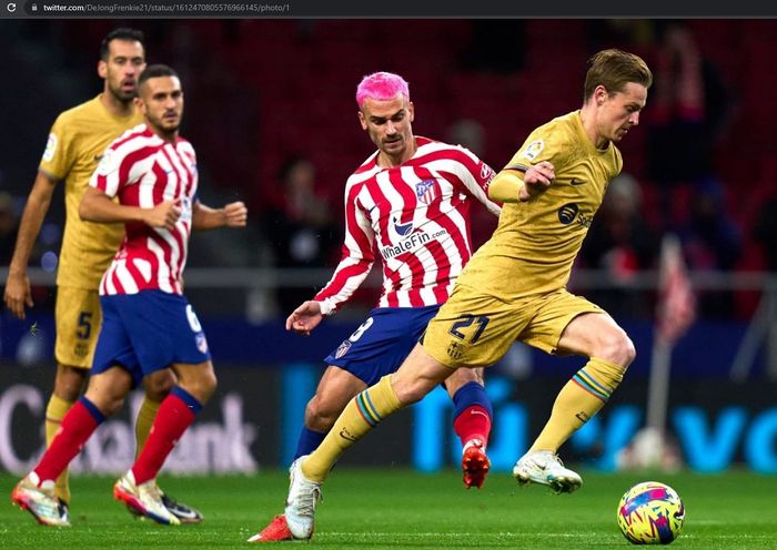 Aksi gelandang Barcelona, Frenkie de Jong (kanan), saat berduel dengan striker Atletico Madrid, Antoine Griezmann, pada partai pekan ke-16 Liga Spanyol 2022-2023 di Stadion Wanda Metropolitano, Minggu (8/1/2023).