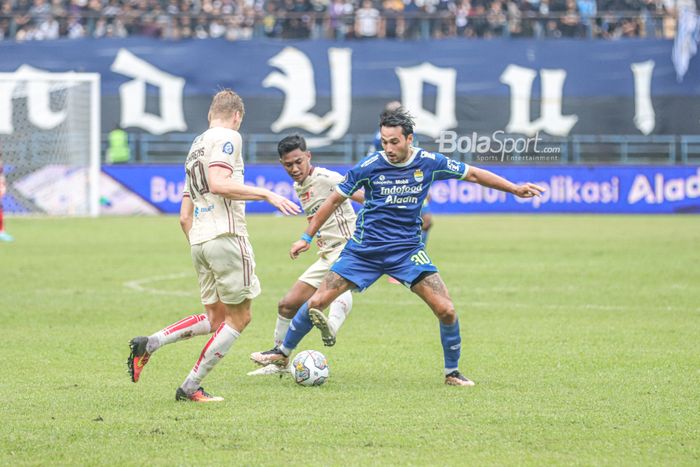 Suasana pertandingan Persib Bandung vs Persija Jakarta dalam laga tunda pekan ke-11 Liga 1 2022-2023, di Stadion Gelora Bandung Lautan Api (GBLA), Bandung, Rabu (11/1/2023).