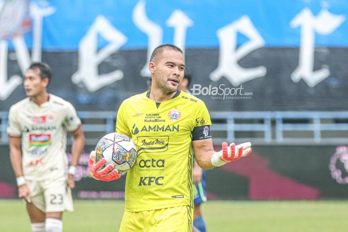 Kiper Persija, Andritany Ardhiyasa, merayakan keberhasilannya menggagalkan penalti Beckham Putra pada babak pertama laga melawan Persib di Liga 1, Rabu (11/1/2023) di Stadion Gelora Bandung Lautan Api.