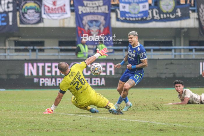 Striker Persib, Ciro Alves, mencetak gol ke gawang Persija yang dikawal kiper Andritany Ardhiyasa dalam laga tunda pekan ke-11 Liga 1, Rabu (11/1/2023) di Stadion Gelora Bandung Lautan Api.