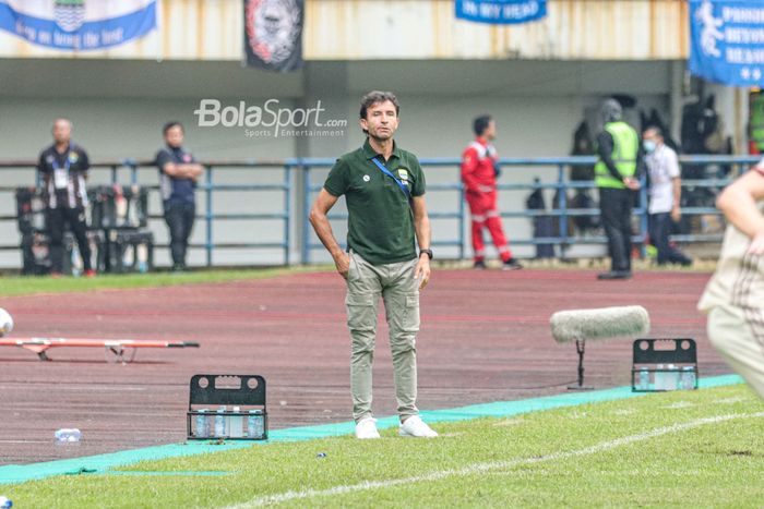 Pelatih Persib Bandung, Luis Milla , sedang memberikan intruksi kepada para pemainnya dalam laga tunda Liga 1 2022 di Stadion Gelora Bandung Lautan Api, Bandung, Jawa Barat, 11 Januari 2023.