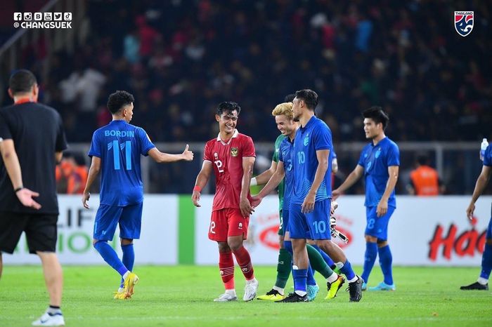 Pratama Arhan berbincang dengan Theerathon Bunmathan dan Teerasil Dangda. Dua nama terakhir pernah bermain di Liga Jepang (29/12/2022).