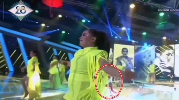 Ayu Ting Ting jatuh saat nyanyi live.