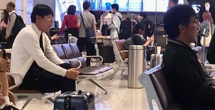 Pemandangan menyedihkan Shin Tae-yong di Bandara Hanoi usai timnas Indonesia ditekuk Thailand (10/1/2023). 