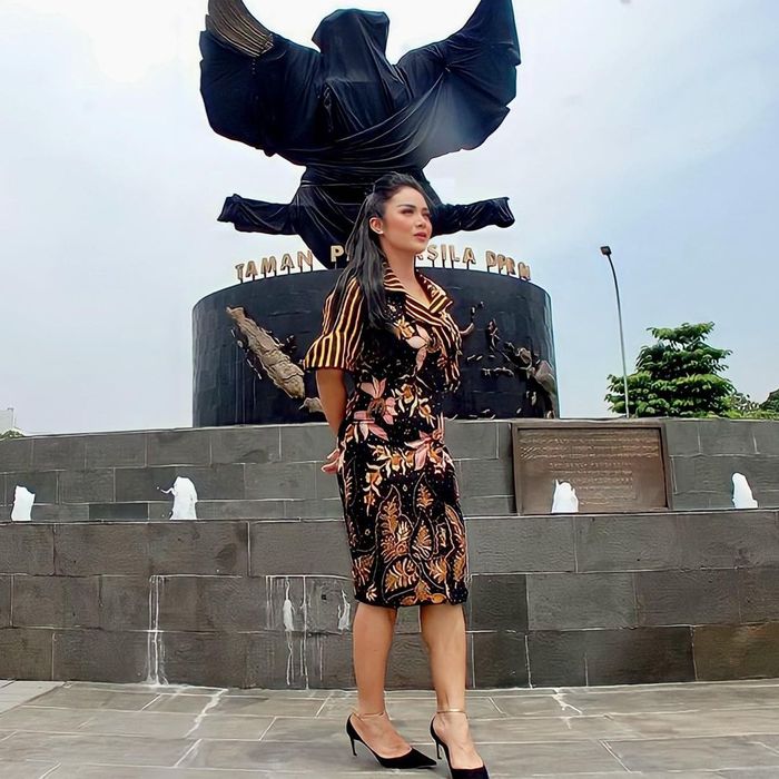 OOTD Krisdayanti saat rapat DPR-RI.