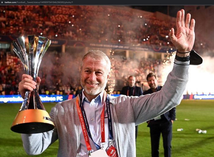 Roman Abramovich saat merayakan kemenangan Chelsea pada Piala Dunia Antarklub 2020. Roman Abramovich adalah pemilik Chelsea periode 2003-2022.