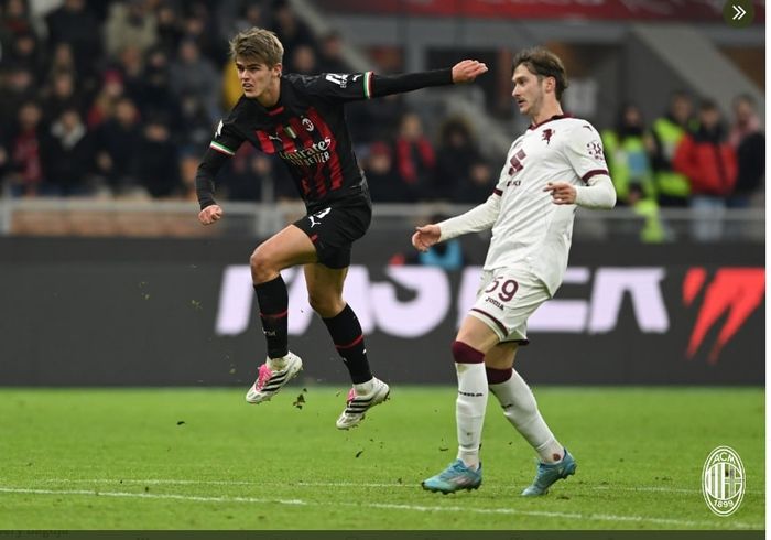 Charles De Ketelaere (kiri) beraksi dalam duel Coppa Italia antara AC Milan vs Torino di San Siro (11/1/2023).