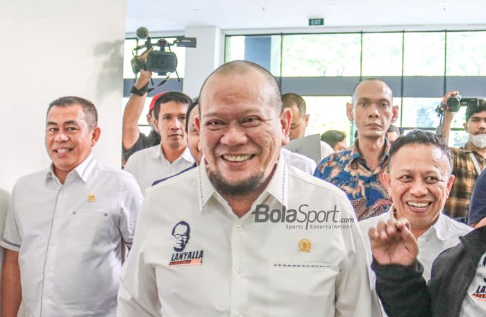 Calon Ketua Umum PSSI periode 2023-2027, La Nyalla Mattalitti, tampak sumringah saat tiba di GBK Arena, Senayan, Jakarta, 13 Januari 2023.