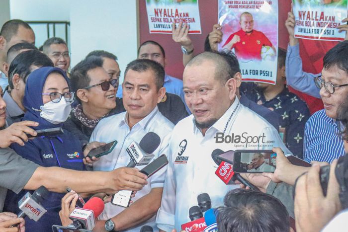 Calon Ketua Umum PSSI periode 2023-2027, La Nyalla Mattalitti (kanan), sedang jumpa pers di GBK Arena, Senayan, Jakarta, 13 Januari 2023.