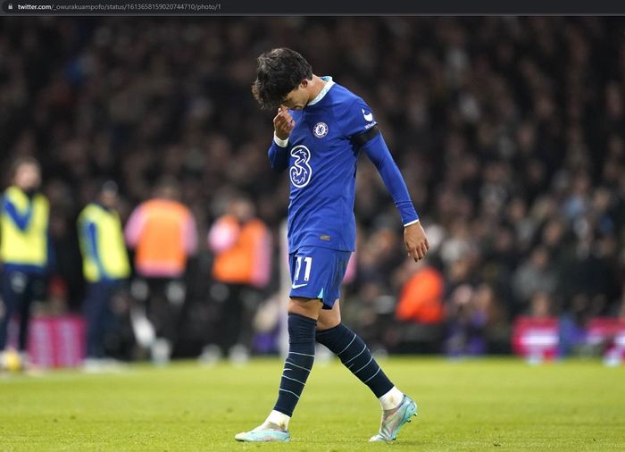 Ekspresi winger anyar Chelsea, Joao Felix, saat diberi kartu merah kontra Fulham di Liga Inggris 2022-2023.