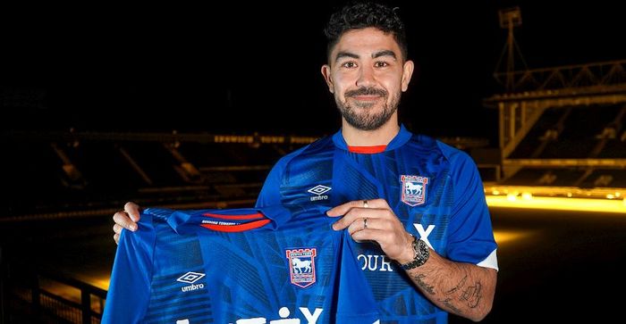 Pemain timnas Australia berdarah Italia-Indonesia, Massimo Luongo. Ia kini bermain bersama Elkan Baggott yang memilih membela timnas Indonesia. 