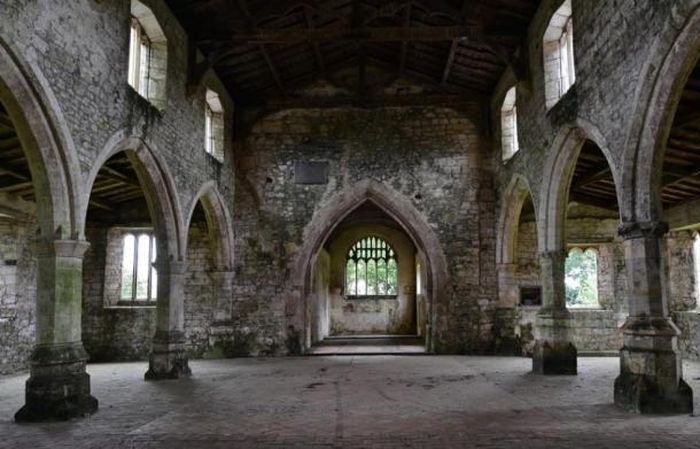 Nave, bagian tengah ruang gereja St. Botolph ('gereja iblis') di Skidbrooke.