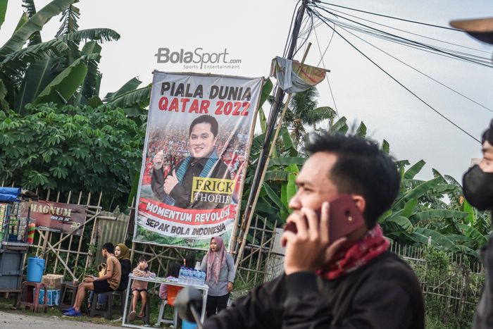 Poster Erick Thohir sebagai momentum revolusi sepak bola Indonesia terpampang di Stadion Indomilk, Tangerang, Banten, 14 Januari 2023.