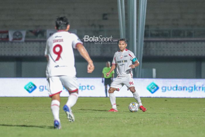 Bek sayap kiri Persis Solo, Abduh Lestaluhu (kanan), sedang menguasai bola dalam laga pekan ke-18 Liga 1 2022 di Stadion Indomilk Arena, Tangerang, Banten, 14 Januari 2023. 