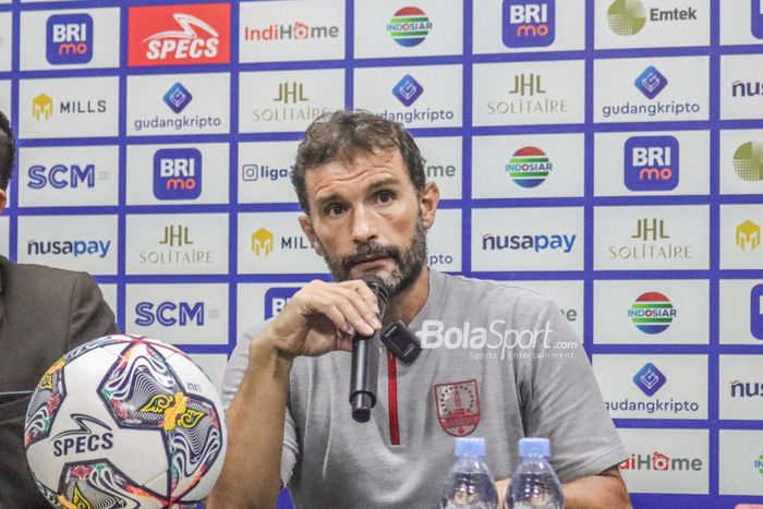 Pelatih Persis Solo, Leonardo Medina Arellano, saat memberikan keterangan kepada awak media dalam sesi jumpa pers di Stadion Indomilk Arena, Tangerang, Banten, 14 Januari 2023.