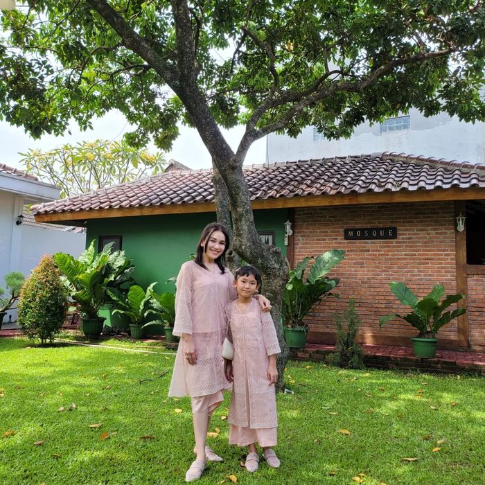 Penampilan kompak Ayu Ting Ting dan Bilqis.