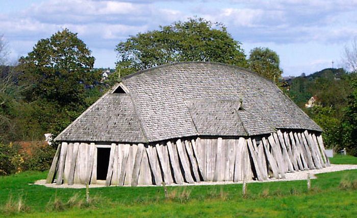 Rekonstruksi Aula Viking dari kastil cincin Fyrkat dekat Hobro, Denmark.