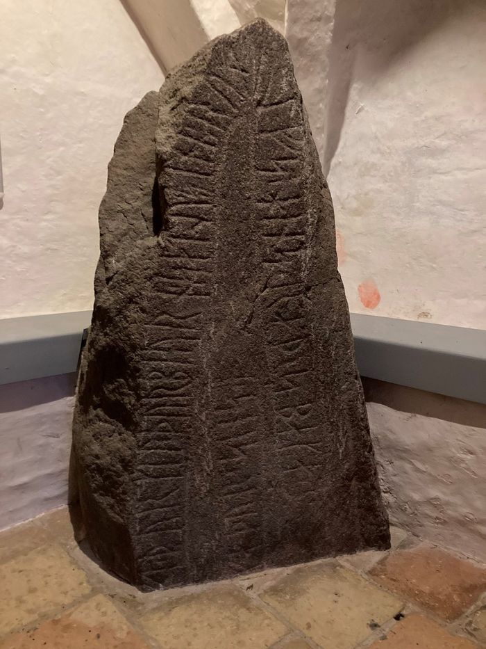 Batu rune bertuliskan nama Runulv den R&aring;dsnilde.