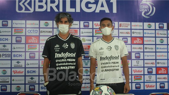 Pelatih Bali United, Stefano Cugurra, bersama Ricky Fajrin, dalam sesi jumpa pers menghadapi Persija Jakarta  